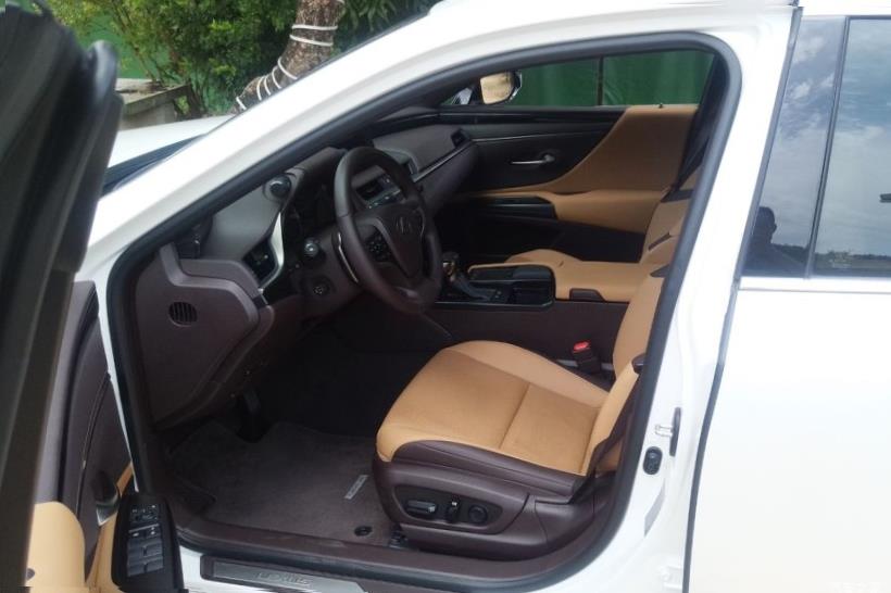 Lexus ES350 (XV70)