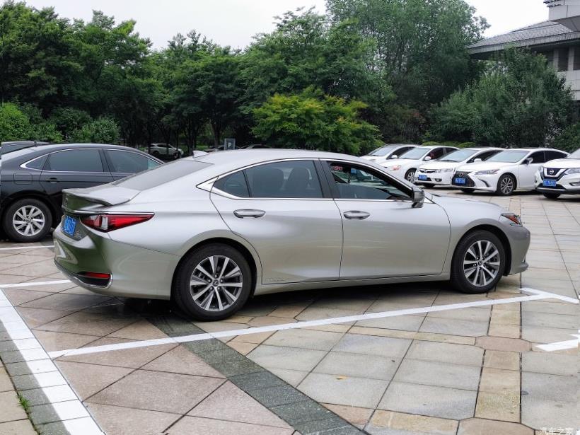 Lexus ES350 (XV70)
