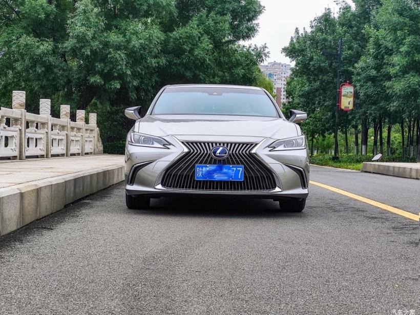 Lexus ES350 (XV70)