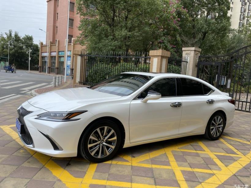 Lexus ES350 (XV70)