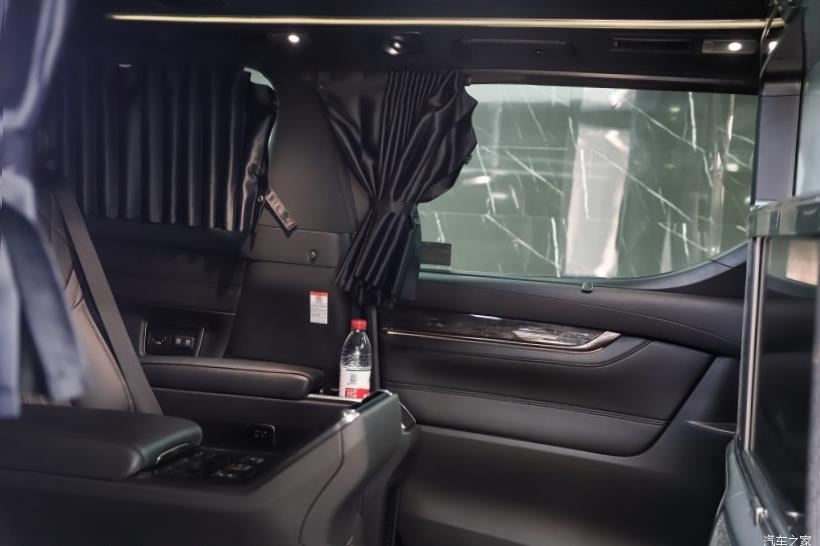 Lexus LM300h (H30)