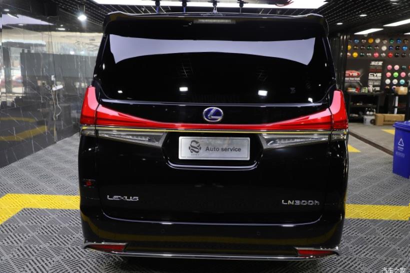 Lexus LM300h (H30)