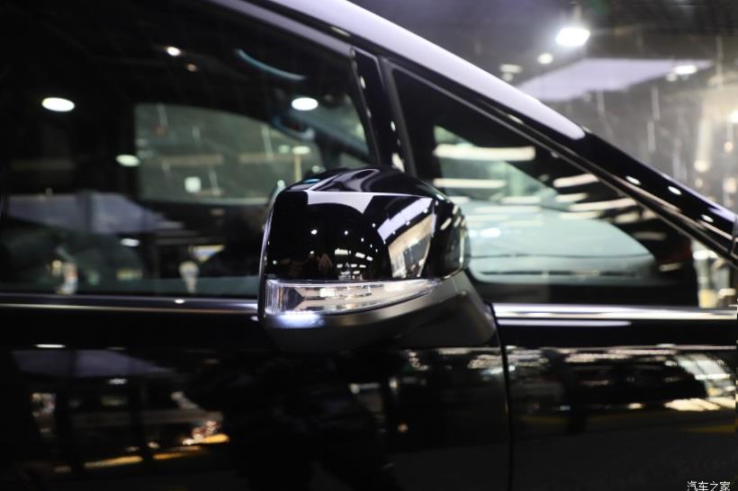 Lexus LM300h (H30)
