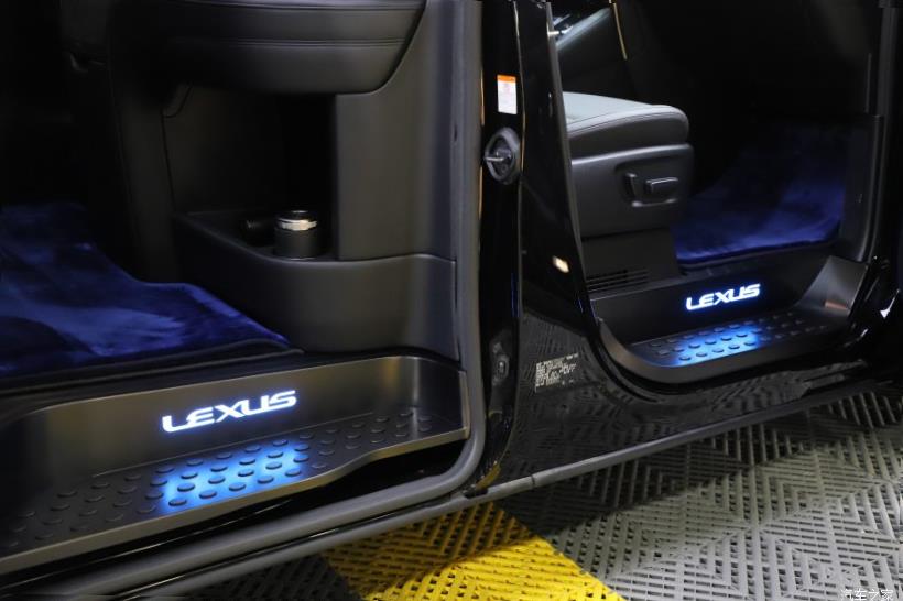 Lexus LM300h (H30)