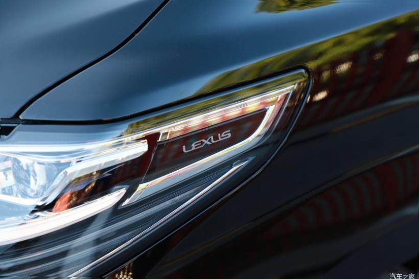 Lexus LM300h (H30)