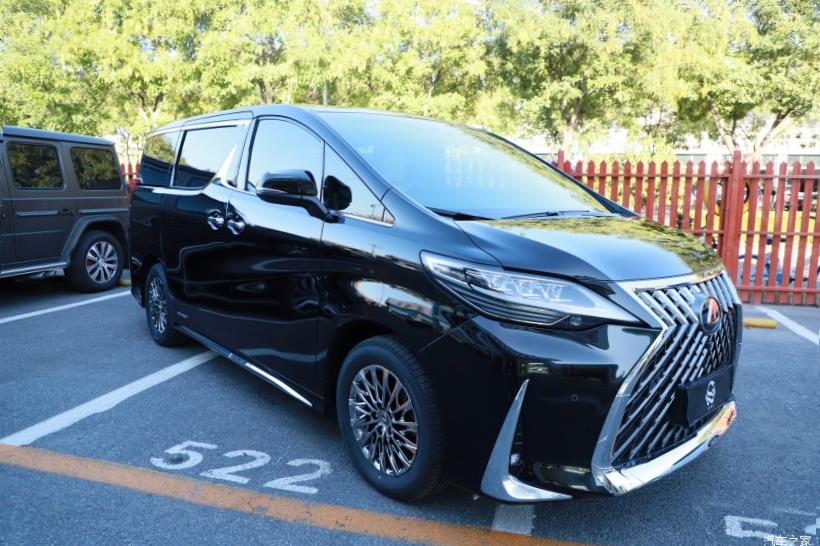 Lexus LM300h (H30)