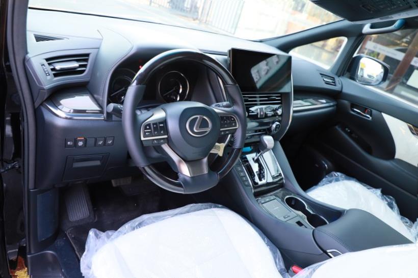 Lexus LM300h (H30)