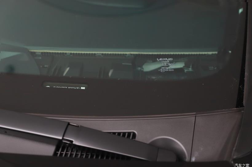 Lexus LM300h (H30)