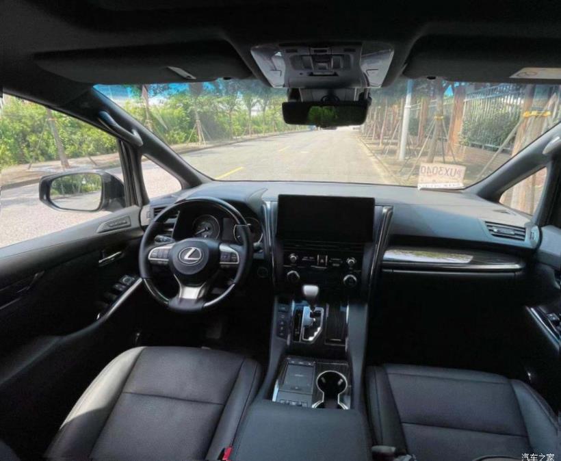 Lexus LM300h (H30)