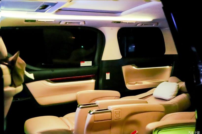 Lexus LM300h (H30)