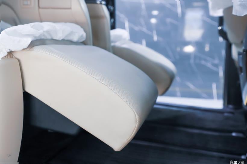 Lexus LM300h (H30)