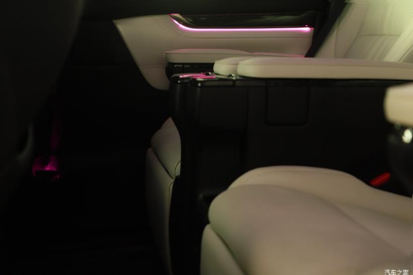 Lexus LM300h (H30)