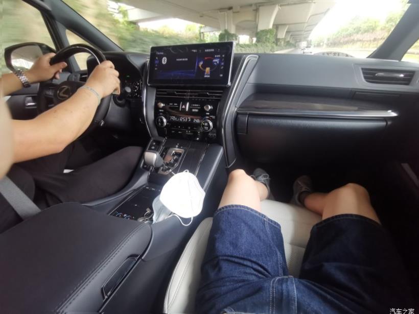 Lexus LM300h (H30)