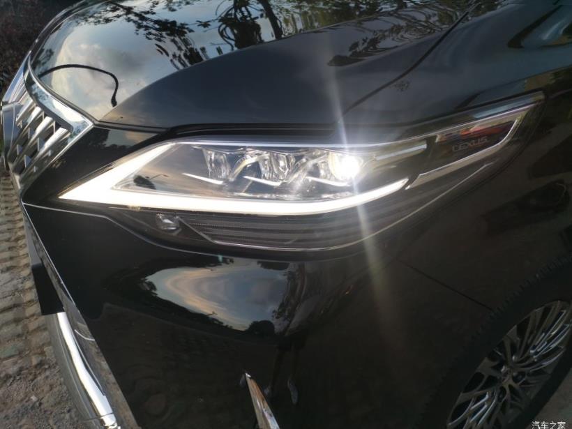 Lexus LM300h (H30)