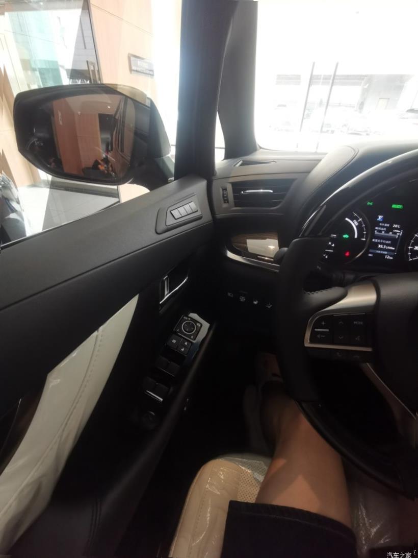 Lexus LM300h (H30)