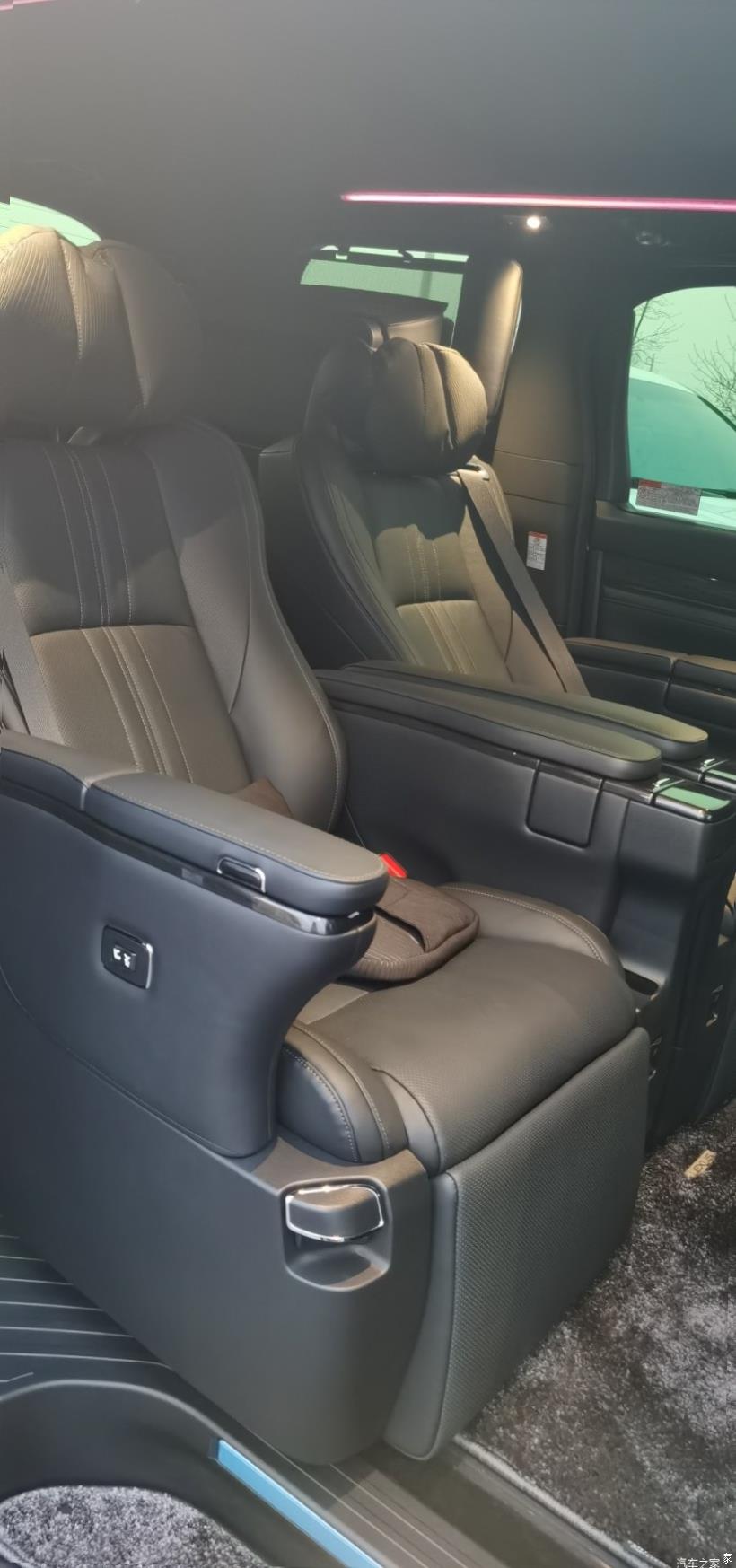 Lexus LM300h (H30)