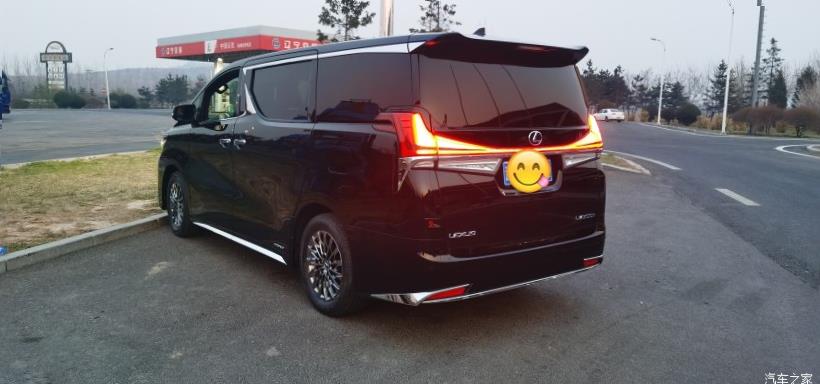 Lexus LM300h (H30)