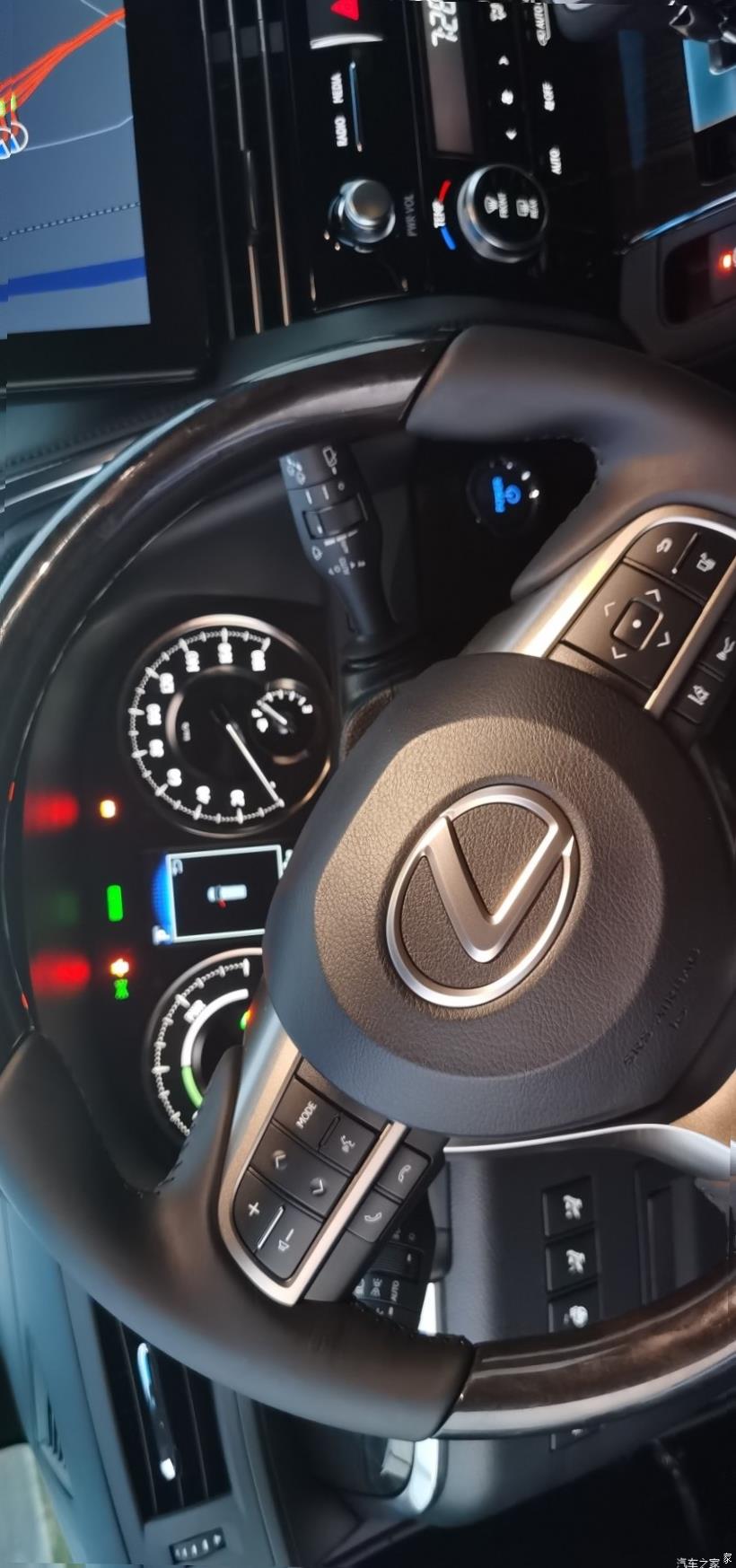 Lexus LM300h (H30)