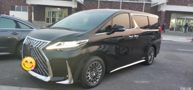 Lexus LM300h (H30)