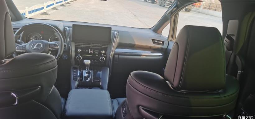 Lexus LM300h (H30)