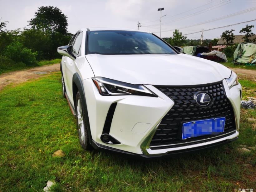 Lexus UX200