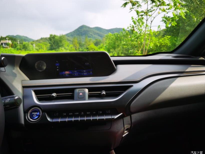 Lexus UX200