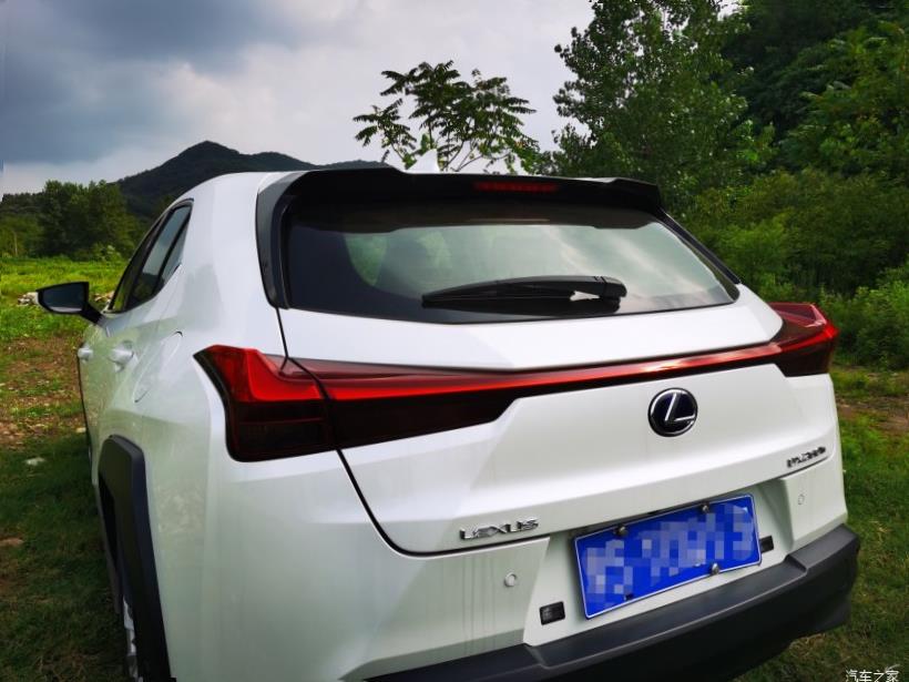 Lexus UX200
