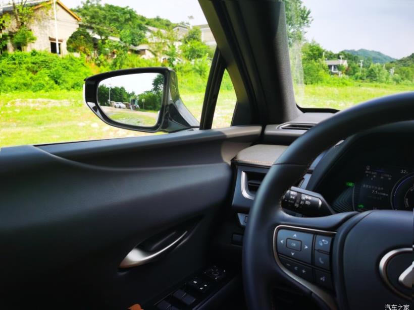 Lexus UX200