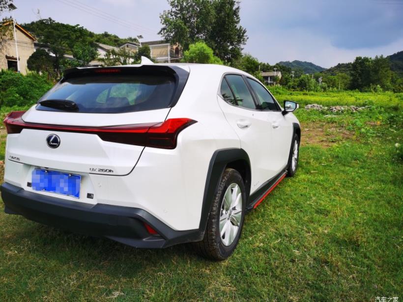 Lexus UX200
