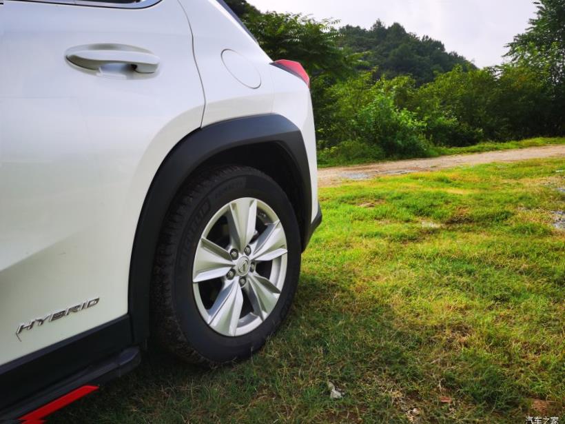 Lexus UX200
