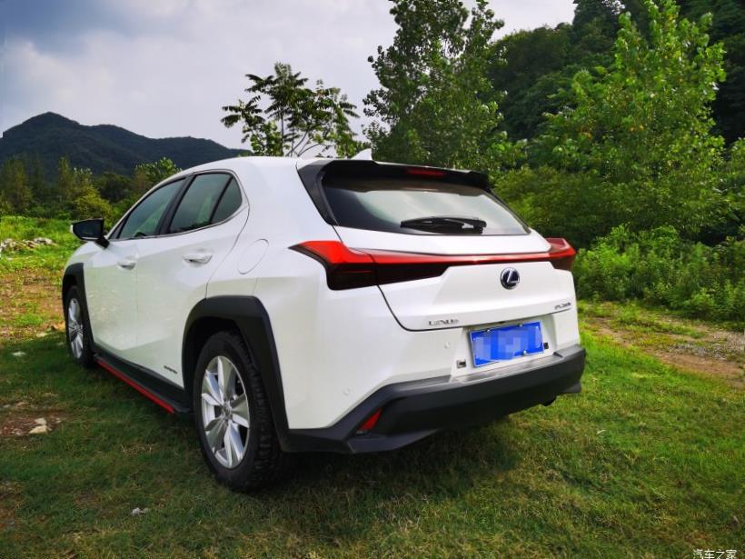Lexus UX200