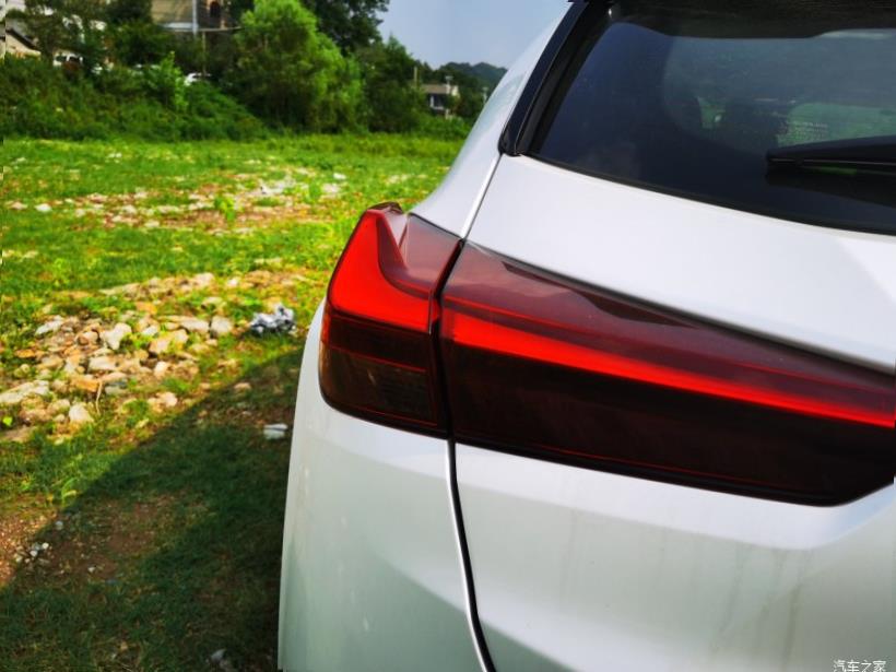 Lexus UX200