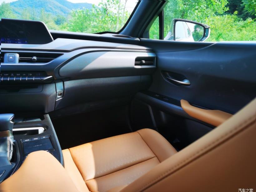 Lexus UX200