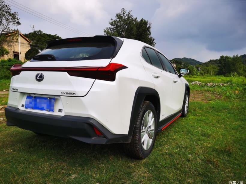 Lexus UX200
