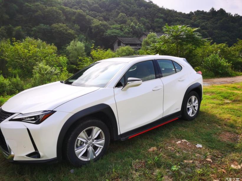 Lexus UX200