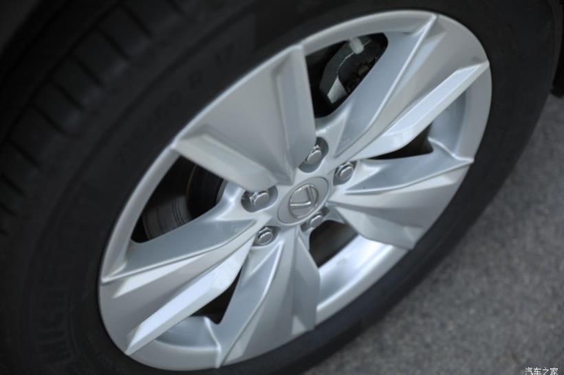Lexus UX200