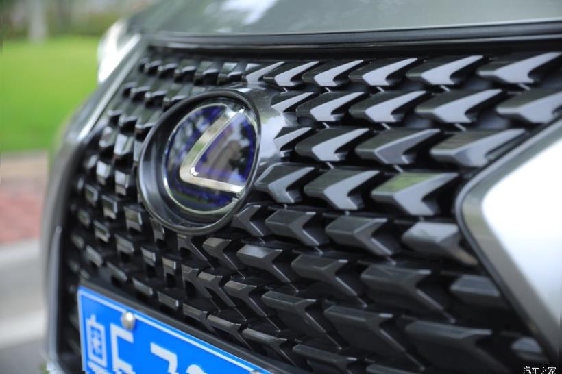 Lexus UX200