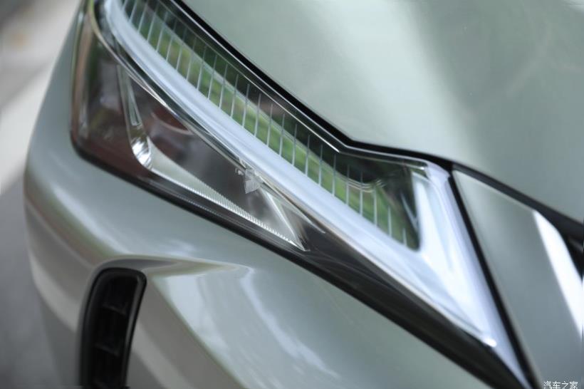Lexus UX200