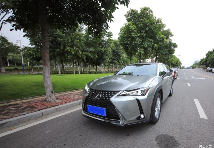 Lexus UX200