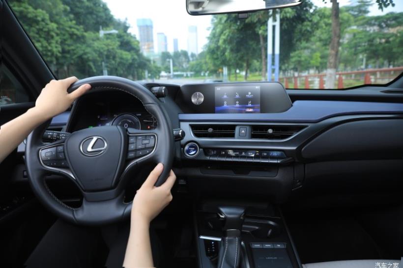 Lexus UX200