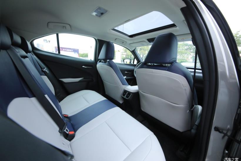 Lexus UX200