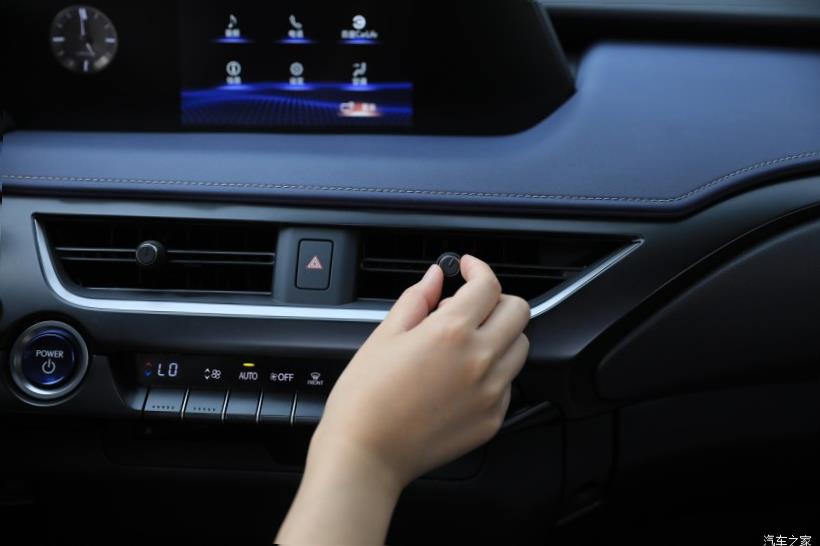 Lexus UX200