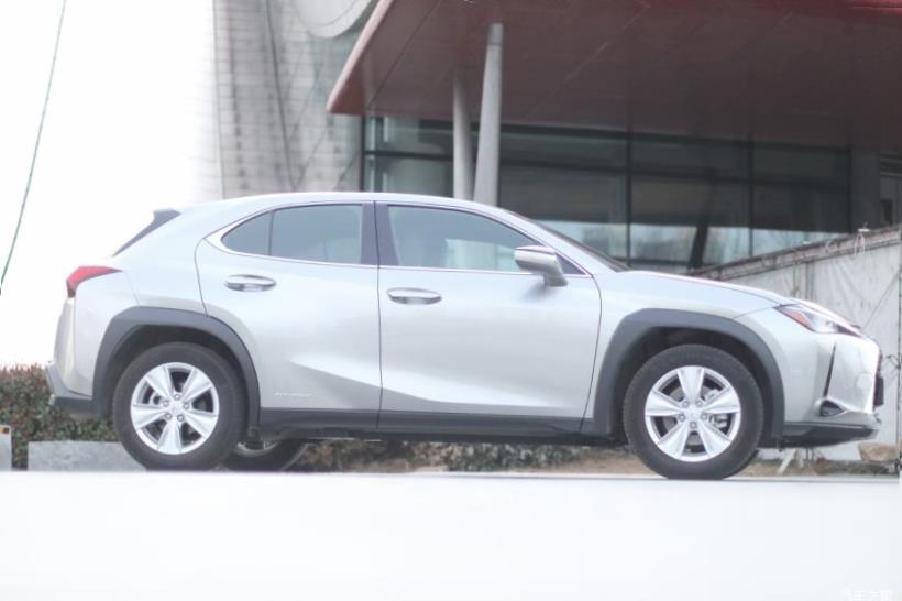 Lexus UX200