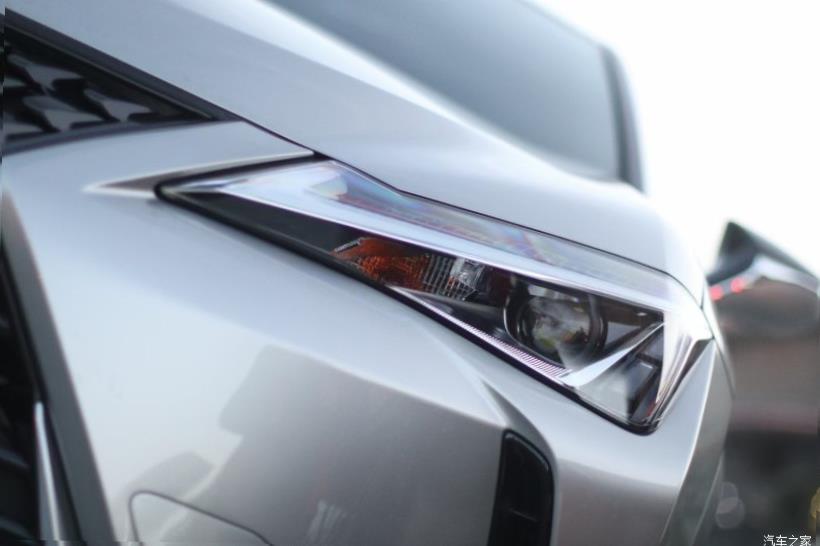 Lexus UX200