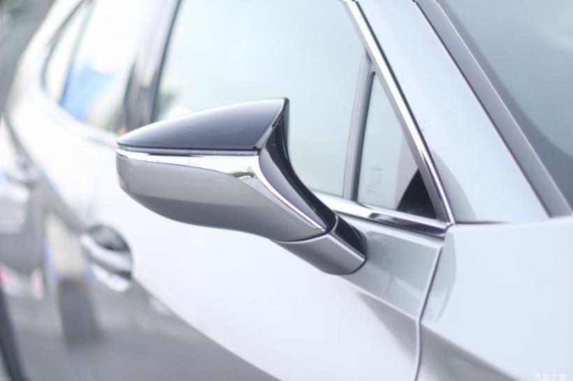 Lexus UX200