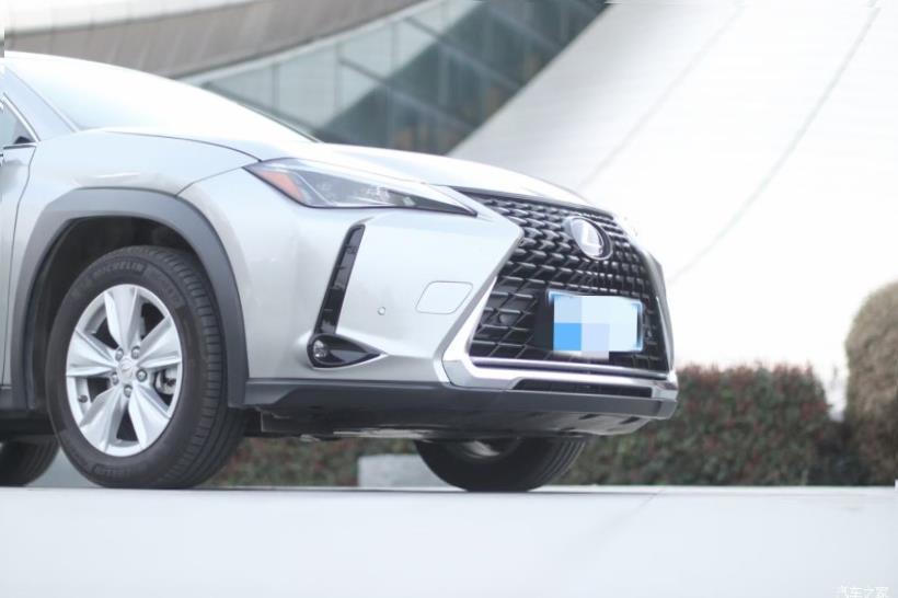 Lexus UX200