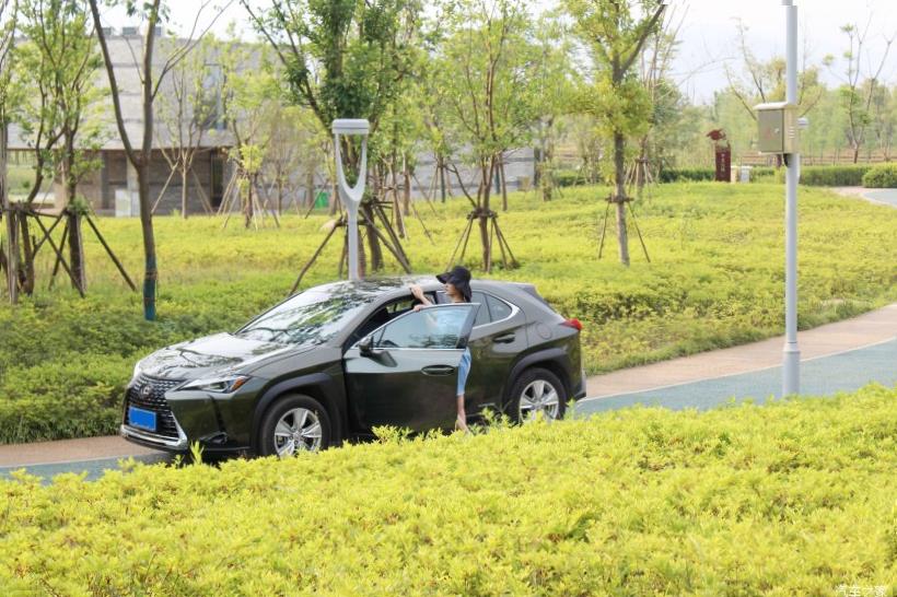 Lexus UX200
