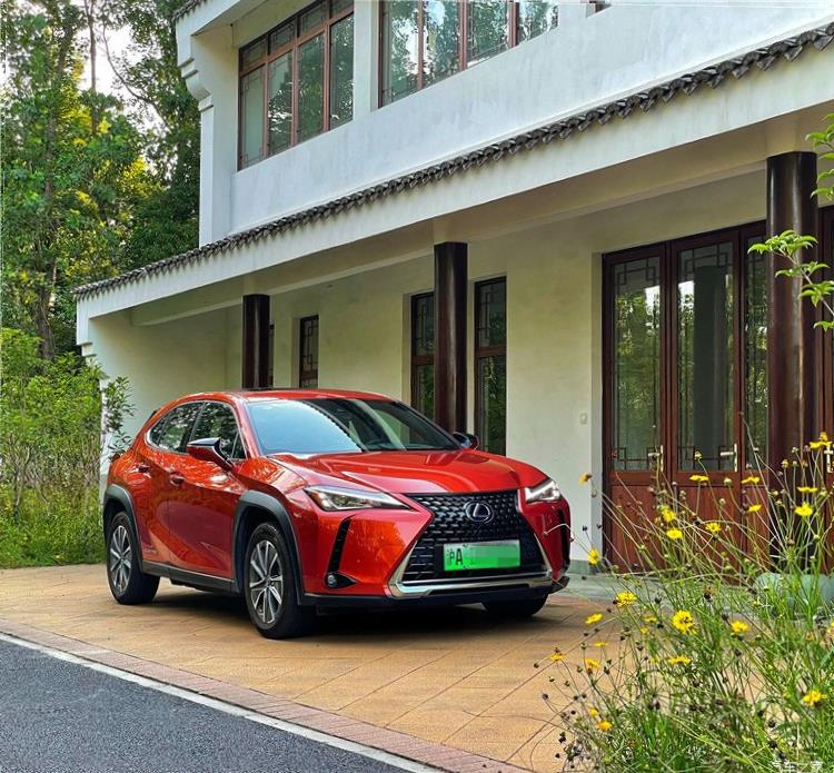 Lexus UX200