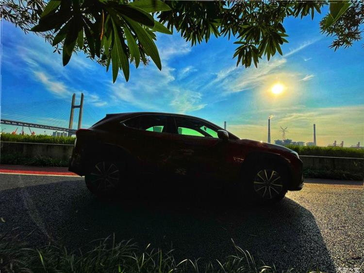 Lexus UX200