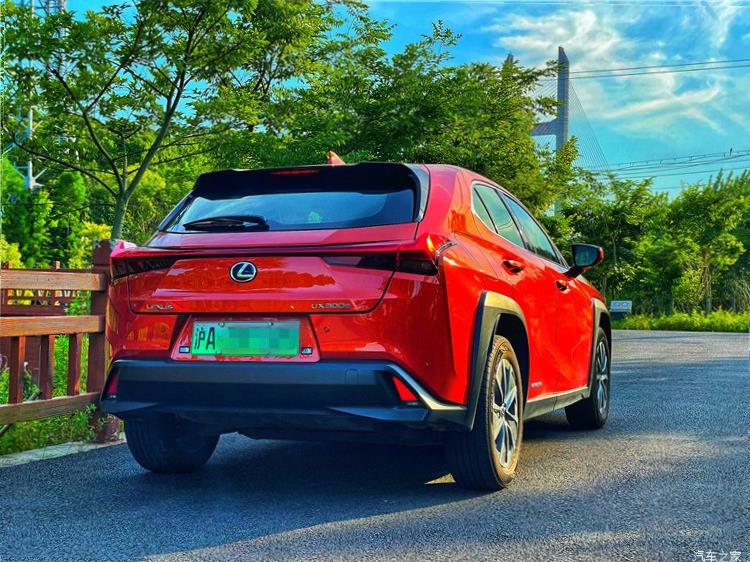 Lexus UX200
